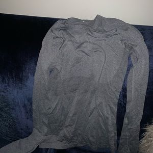lulu size 6 grey top